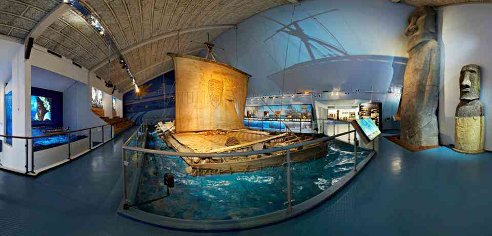 Balsa original utilizada por el explorador noruego Thor Heyerdahl, y con la que demostró que si era posible llegar desde las costas sudamericanas a la polinesia con la tecnología de la epoca. (Museo Kon-Tiki, Oslo Noruega)